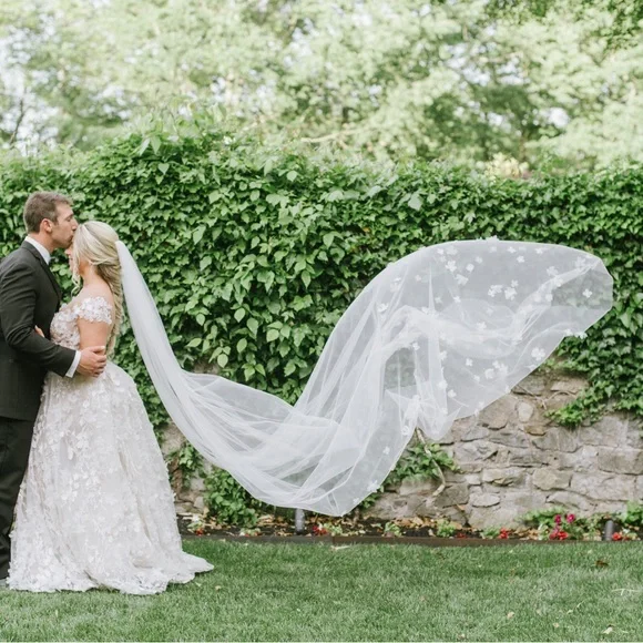 Cream Sleeveless Scoop Neck Wedding Gown